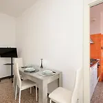 Homelovers Bright And White House Navigli District *