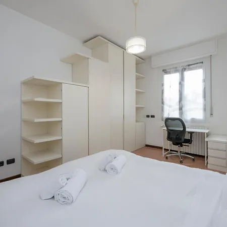 Homelovers Bright And White House Navigli District Apartamento