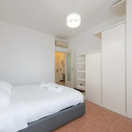 Homelovers Bright And White House Navigli District
