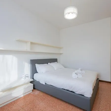 Homelovers Bright And White House Navigli District Apartamento