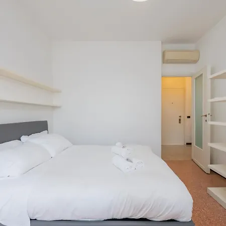 Homelovers Bright And White House Navigli District Apartamento Milán