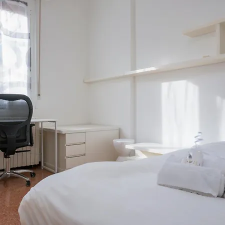 Homelovers Bright And White House Navigli District *