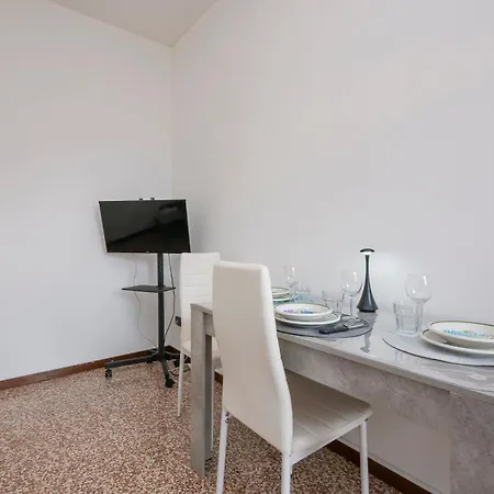 Homelovers Bright&white House Navigli District * Milano